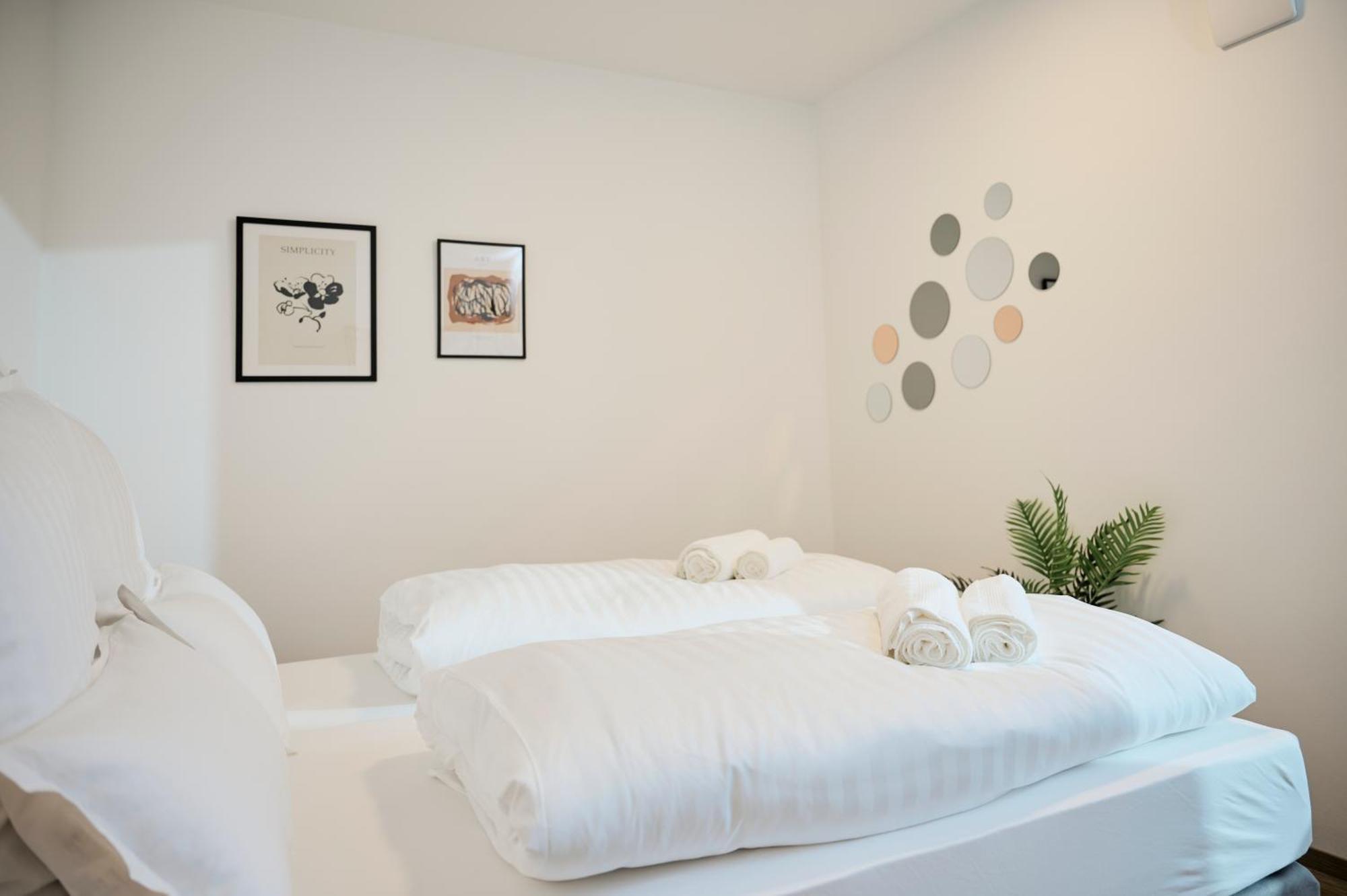 Moderne Apartments Mit Highspeed-Wlan Und Gratis-Tiefgarage Ihr Perfekter Rueckzugsort Nahe Dem Zentrum Und Der Therme I Barrierearm سيئة كيسينجين المظهر الخارجي الصورة