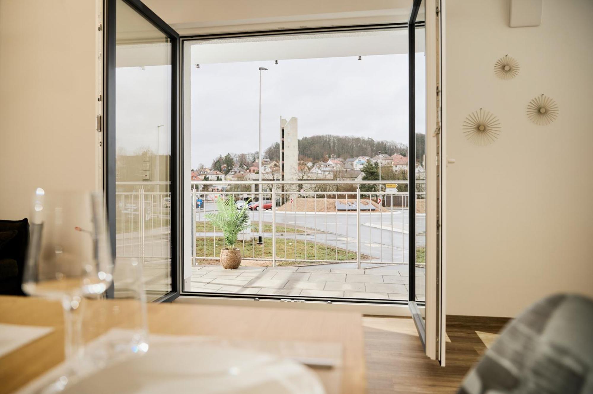 Moderne Apartments Mit Highspeed-Wlan Und Gratis-Tiefgarage Ihr Perfekter Rueckzugsort Nahe Dem Zentrum Und Der Therme I Barrierearm سيئة كيسينجين المظهر الخارجي الصورة